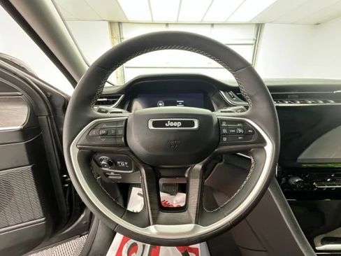 Used 2023 Jeep Grand Cherokee L Limited AWD/4WD image 9