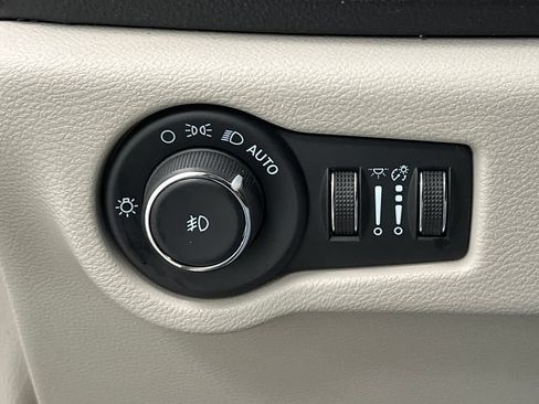 Used 2024 Chrysler Pacifica Limited FWD image 59