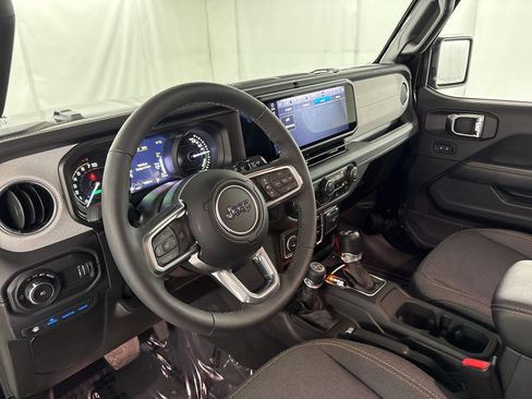 Used 2025 Jeep Wrangler Sahara image 4