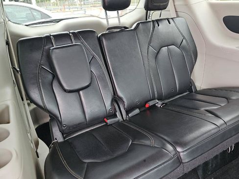 Used 2020 Chrysler Voyager Lxi FWD image 17