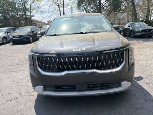 Used 2025 Kia Carnival image 2