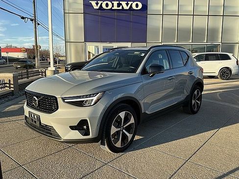 Certified 2025 Volvo XC40 B5 Plus image 3