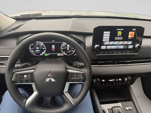 Used 2024 Mitsubishi Outlander 4WD Plug-In Hybrid image 22