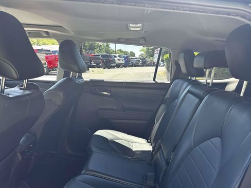 Used 2021 Toyota Highlander XLE AWD/4WD image 11