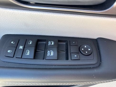 Used 2024 Chrysler Pacifica Touring-L FWD image 19