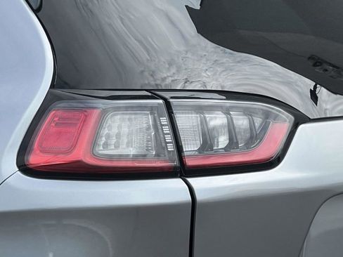 Used 2019 Jeep Cherokee Latitude Plus w/ Comfort/Convenience Group AWD/4WD image 9