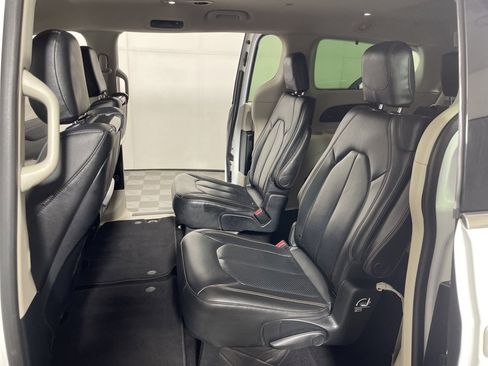 Used 2020 Chrysler Pacifica Touring-L Plus w/ Tire & Wheel Group image 20