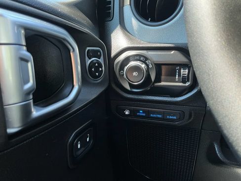 Used 2024 Jeep Wrangler Unlimited w/ Convenience Group AWD/4WD image 20