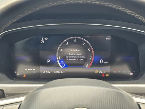 Used 2024 Volkswagen Tiguan SE w/ Panoramic Sunroof Package FWD image 17