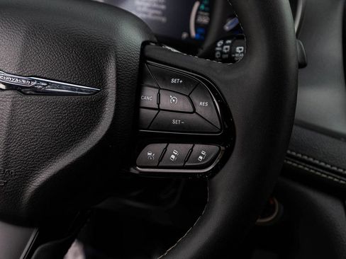 Used 2024 Chrysler Pacifica Limited FWD image 21