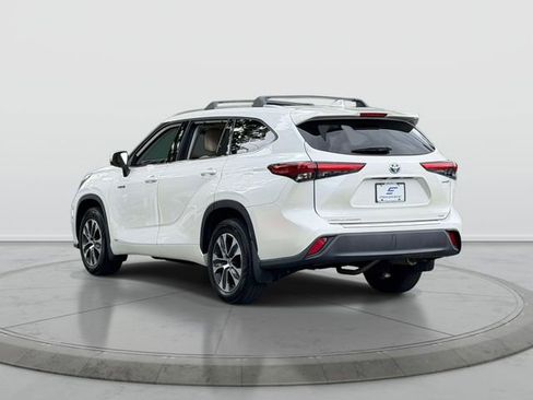 Used 2021 Toyota Highlander XLE AWD/4WD image 4