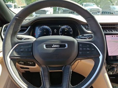 Used 2025 Jeep Grand Cherokee Limited AWD/4WD image 19