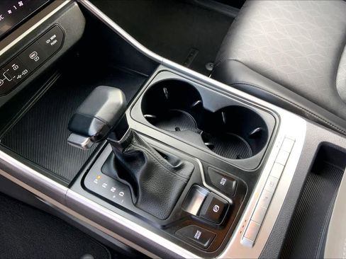 Used 2025 Kia Carnival FWD image 17