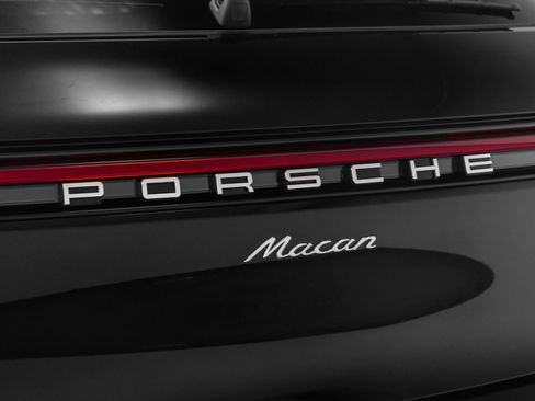 Used 2025 Porsche Macan image 18