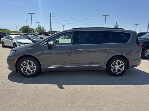 Used 2023 Chrysler Pacifica Limited FWD image 26