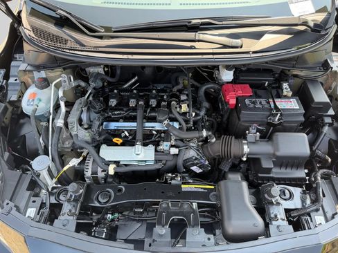 Used 2022 Nissan Versa SR FWD image 34