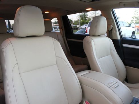 Used 2015 Toyota Highlander XLE image 28