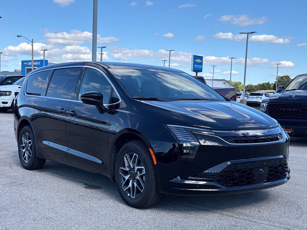 New 2027 Chrysler Pacifica Limited w/ Family Tech Group AWD/4WD image 1
