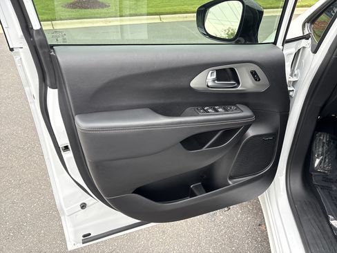 Used 2023 Chrysler Pacifica Limited w/ Uconnect Theater Family Group FWD image 14