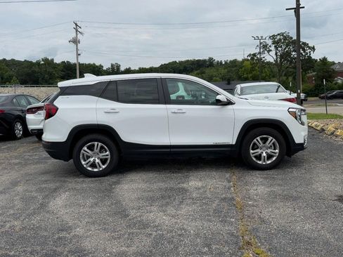 Used 2024 GMC Terrain SLE FWD image 2