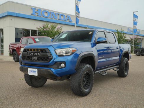 Used 2018 Toyota Tacoma TRD Off-Road AWD/4WD image 1