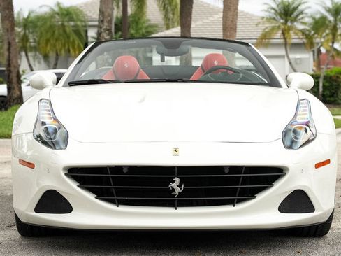Used 2016 Ferrari California T image 13