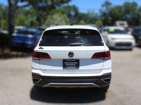 Used 2023 Volkswagen Taos SE w/ Panoramic Sunroof Package FWD image 8