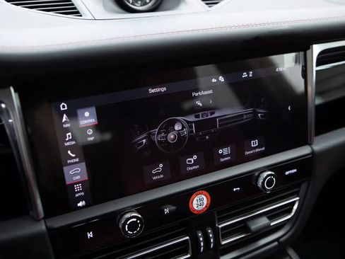 Certified 2025 Porsche Macan image 15