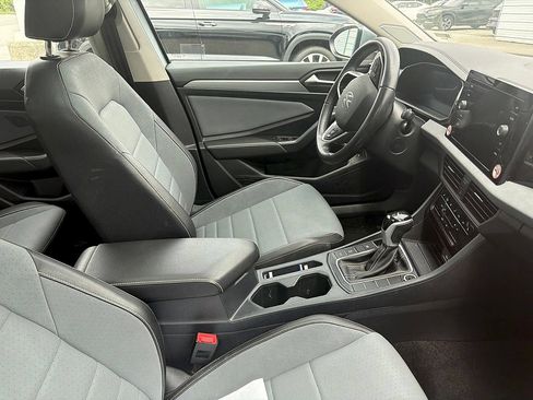 Used 2025 Volkswagen Jetta SE FWD image 4