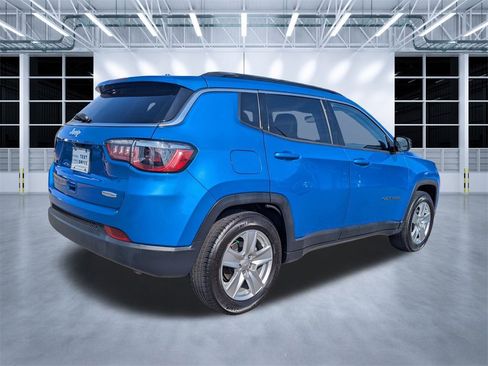 Used 2022 Jeep Compass Latitude image 3