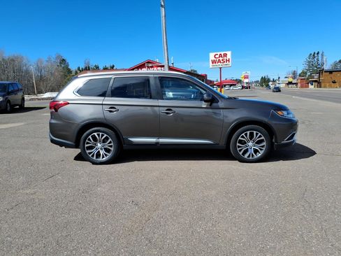Used 2017 Mitsubishi Outlander SE AWD/4WD image 7