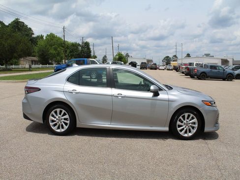 Used 2023 Toyota Camry LE FWD image 5