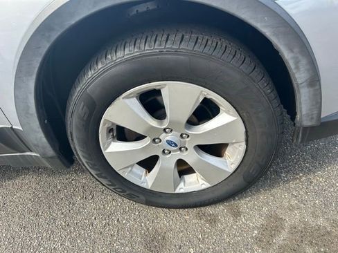 Used 2012 Subaru Outback 2.5i Limited w/ Moonroof Pkg image 2