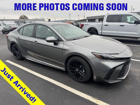 Used 2025 Toyota Camry SE image 1