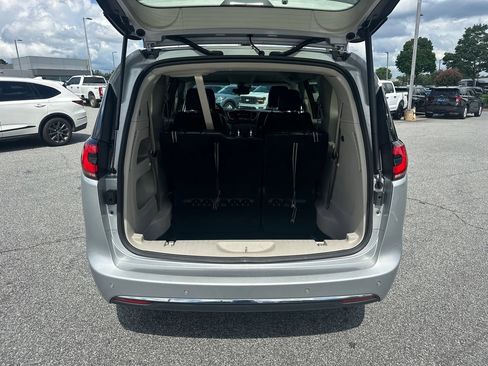 Used 2024 Chrysler Pacifica Touring-L FWD image 20