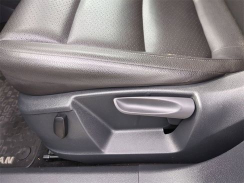 Used 2017 Volkswagen Tiguan S image 14