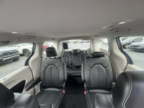 Used 2023 Chrysler Pacifica Touring-L AWD/4WD image 13