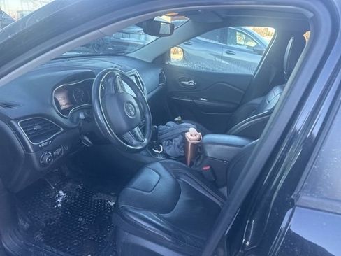 Used 2019 Jeep Cherokee Trailhawk image 6