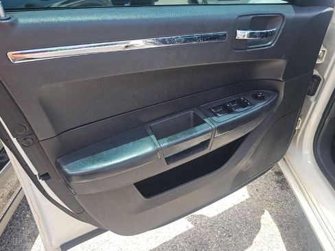 Used 2010 Chrysler 300 Touring RWD image 10