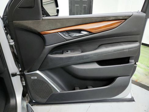 Used 2019 Cadillac Escalade Luxury RWD image 28
