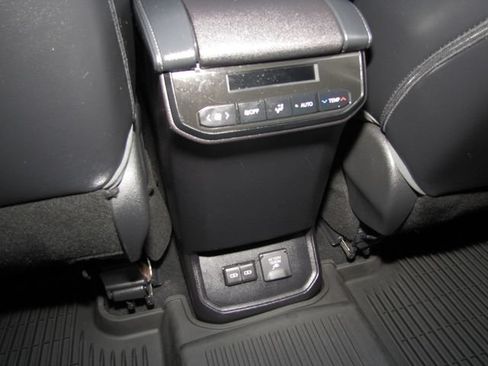 Used 2022 Toyota Highlander Limited FWD image 17