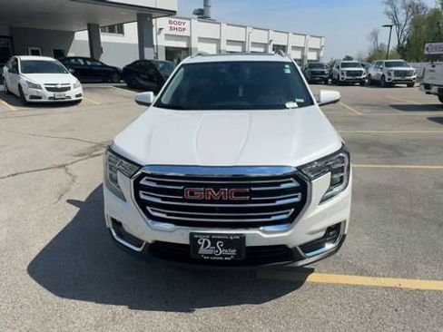 Used 2023 GMC Terrain SLT w/ Tech Package image 3