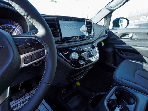 New 2026 Chrysler Pacifica Select image 24