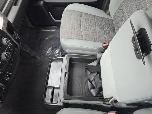 Used 2018 RAM 2500 SLT w/ Luxury Group AWD/4WD image 9