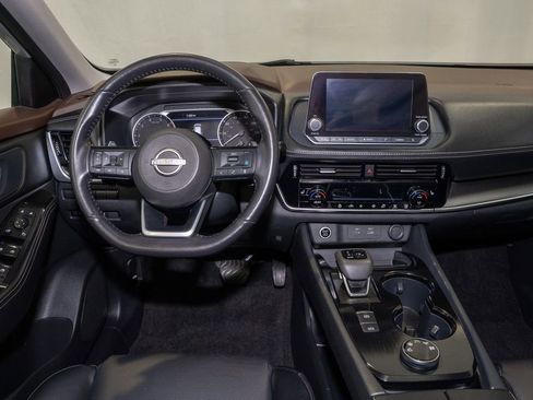 Used 2022 Nissan Rogue SV w/ SV Premium Package image 2