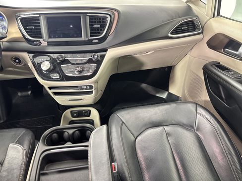 Used 2018 Chrysler Pacifica Touring-L image 27