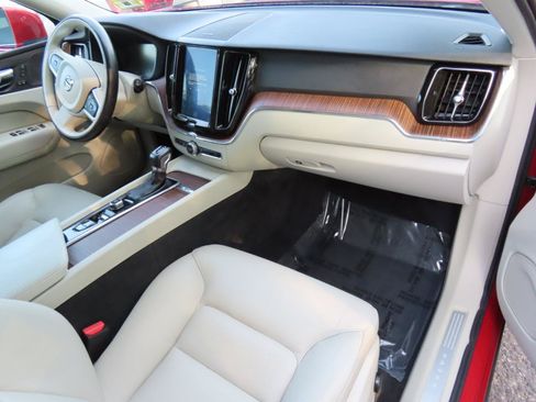Used 2019 Volvo XC60 T6 Momentum w/ Multimedia Package AWD/4WD image 17