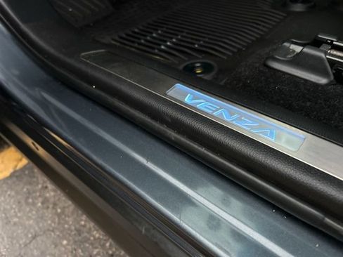 Used 2023 Toyota Venza Limited image 31