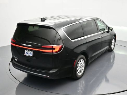 Certified 2023 Chrysler Pacifica Touring-L image 35
