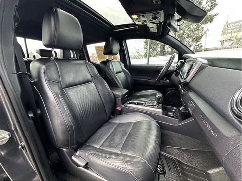 Used 2020 Toyota Tacoma TRD Off-Road w/ TRD Premium Off Road Package image 15